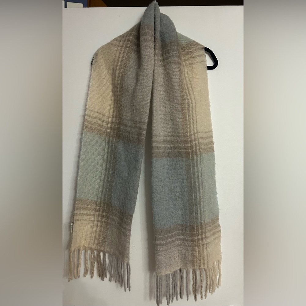 🌹5 for $50🌹Cozy Plaid Fringe Scarf in Cream and Light Blue
